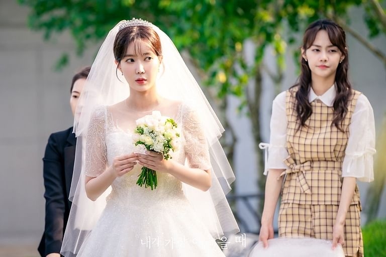 初戀的新娘並不知道女子身分,還和她分享愛情故事。