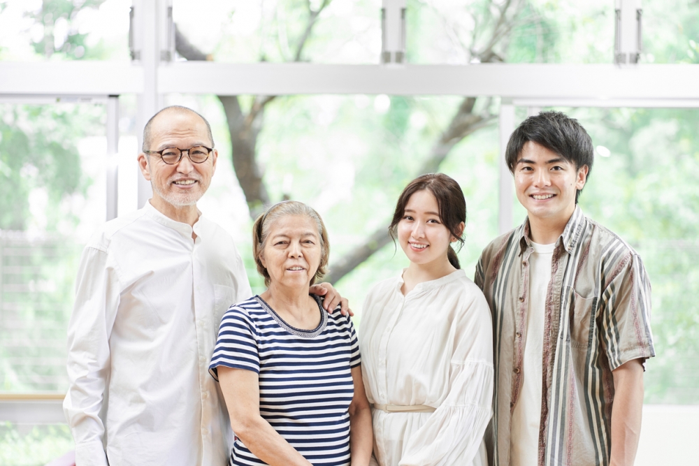 姑仔已成年很久,仍不停要父母供養。