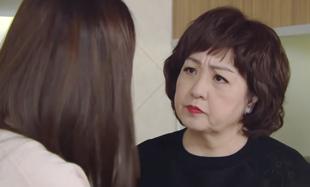 媽媽不斷和女兒抱怨兒子將小孩丟給他們照顧,還不給保母費。