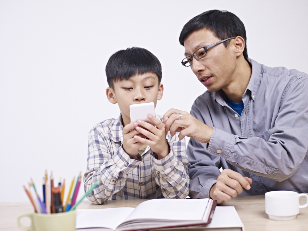 網民普遍認為中學生已經很難管教，倒不如陪他一起打機。