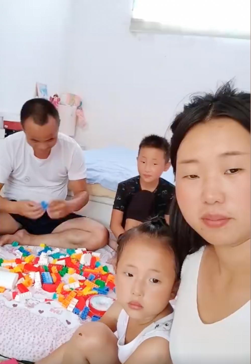 妻子去世後，姨仔一直盡力協助照顧家庭。