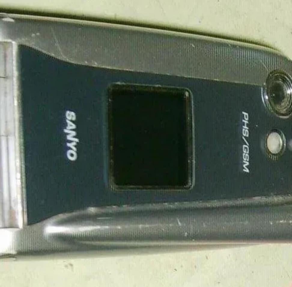 妻子在搬屋整理物件時，發現老公的舊電話