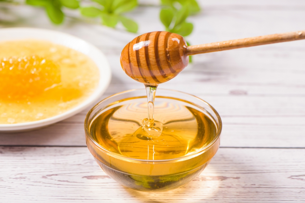 媽媽餵誤吞鈕扣電池的女兒吃蜜糖急救。