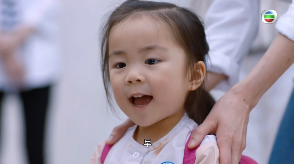 最後女兒要在警察協助才回到原本的學校。