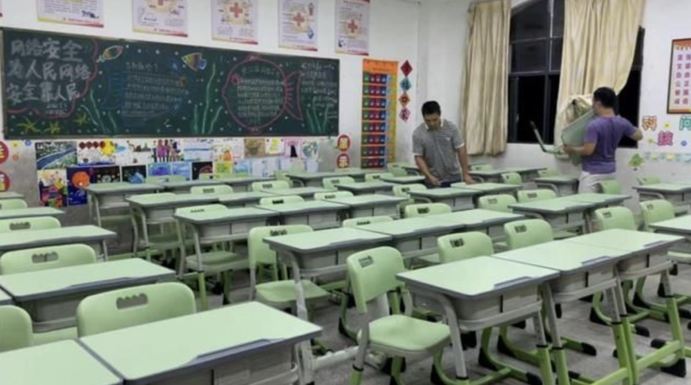 父親捐贈後女兒課室已換全新桌椅。