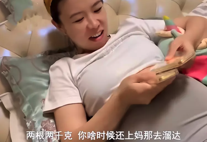 人妻看到金條後即心花怒放。