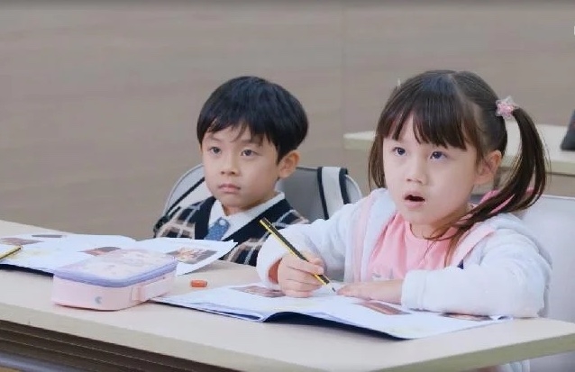 網民總結：「小朋友是不是寫作業的時候都愛撓癢癢喝水上廁所啊？」