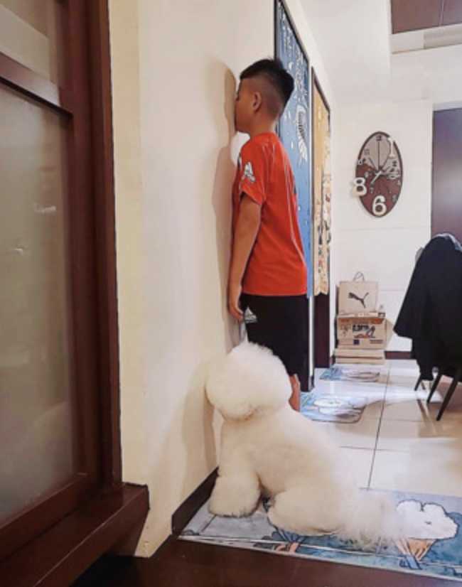 邦妮一直陪兒子罰企。