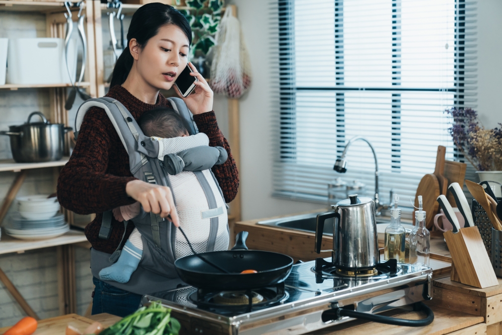 老婆過於專注煮食,沒留意小孩站起來