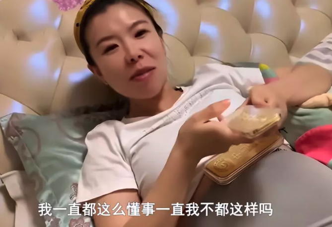 奶奶因為唔得閒幫新抱坐月，竟然送上金條作補償。