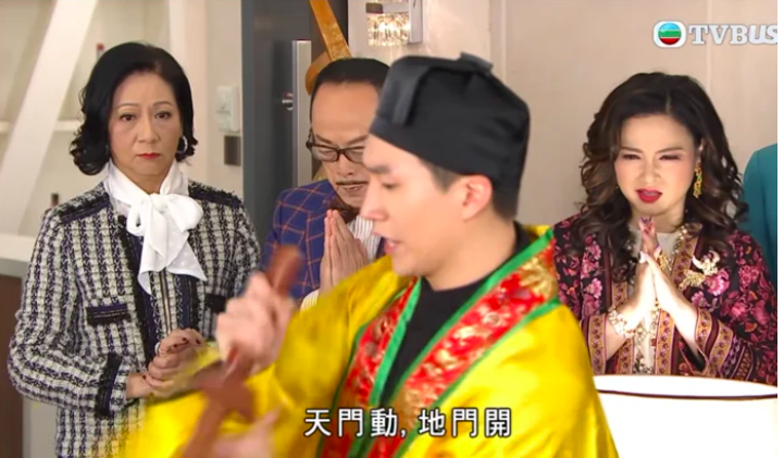 師傅端來符水要她喝，又要她每天都去神壇打坐2小時