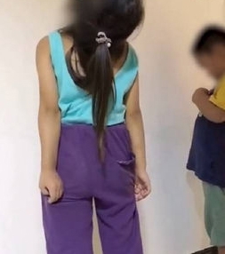 回家後姊弟面壁思過,好好反省自己的行為。