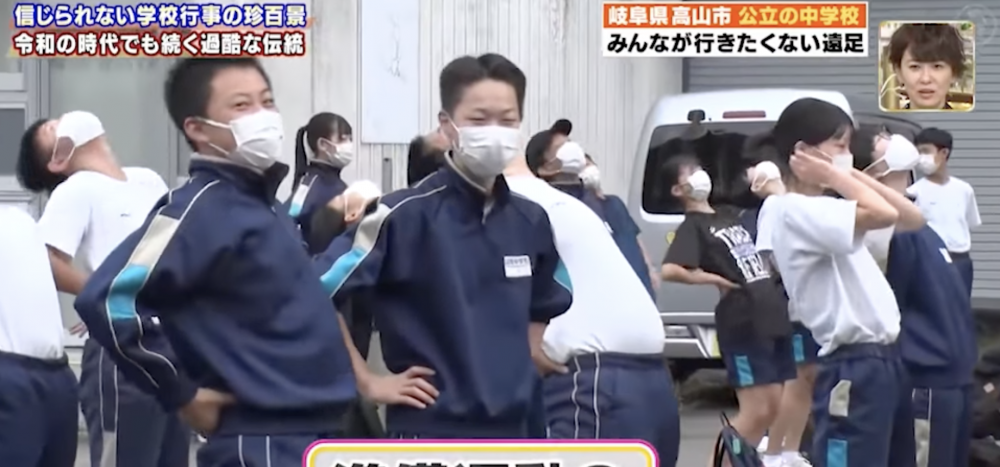 學生出發前會先做熱身
