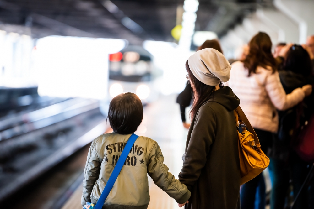 有網民分享自己遇到小孩吵鬧的搭車經驗,而父母說到做到的處理方式讓他相當佩服。