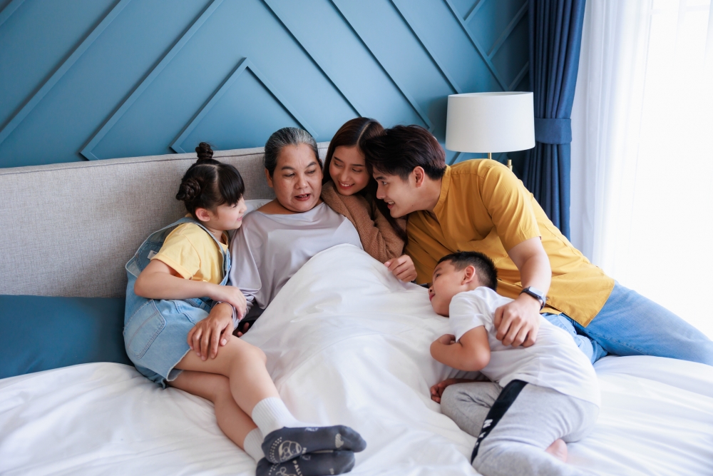兒子選了大次臥,因此需要在外婆到訪時共享房間。