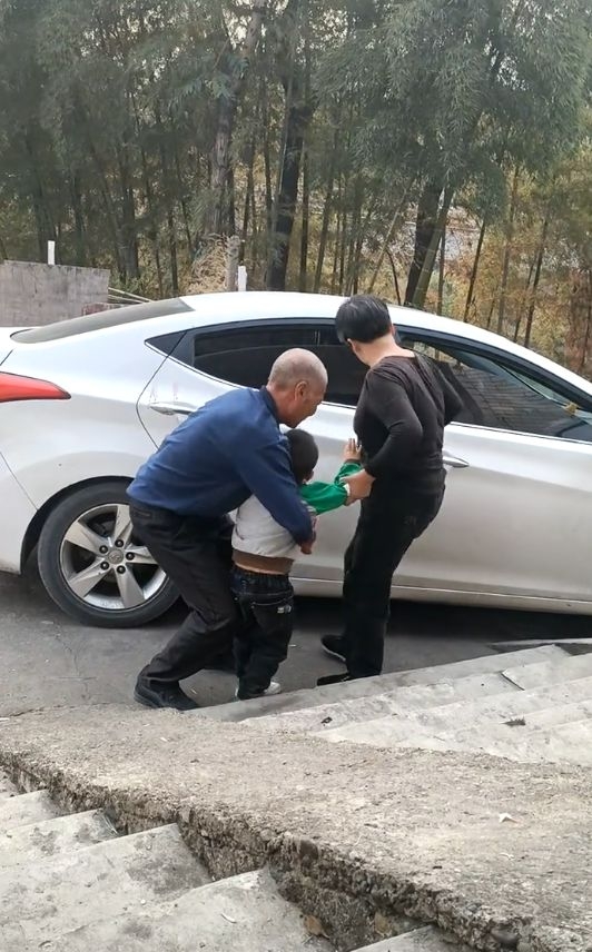 嫲嫲知道孫兒偷拿了鄰居飲料,說要送他去派出所。