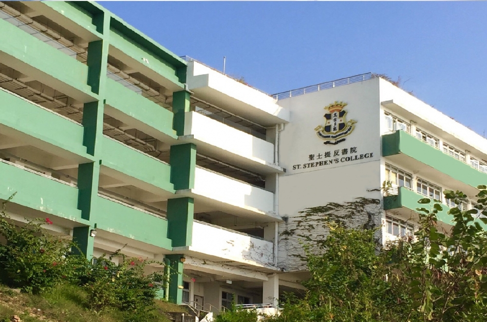 聖士提反書院的中一入學講座按先到先得方式安排入座。家長或會被安排到其他禮堂觀看現場直播