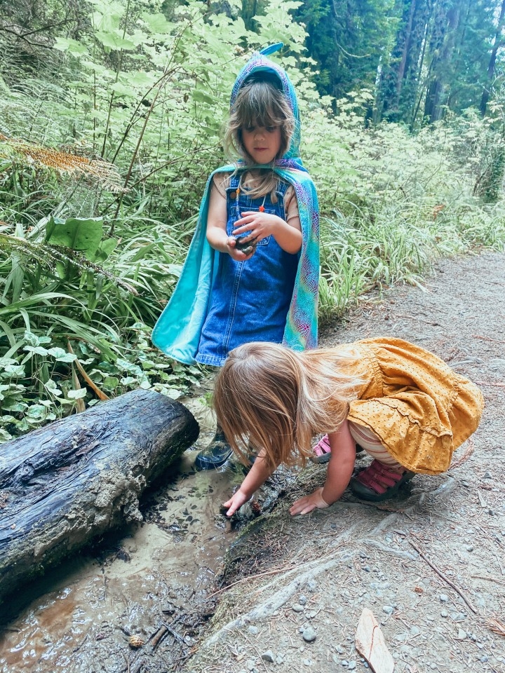 兩個女兒盡情在戶外探索學習。