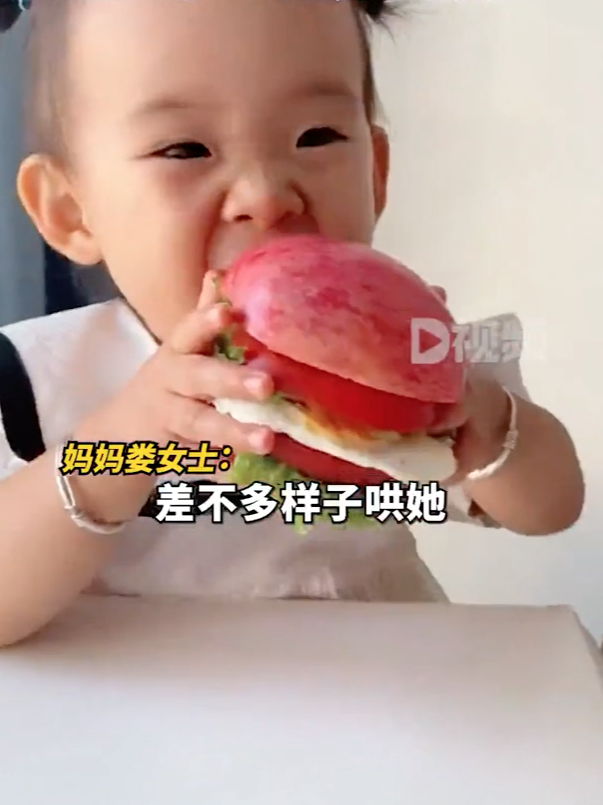 女童拿起「漢堡」大快朵頤