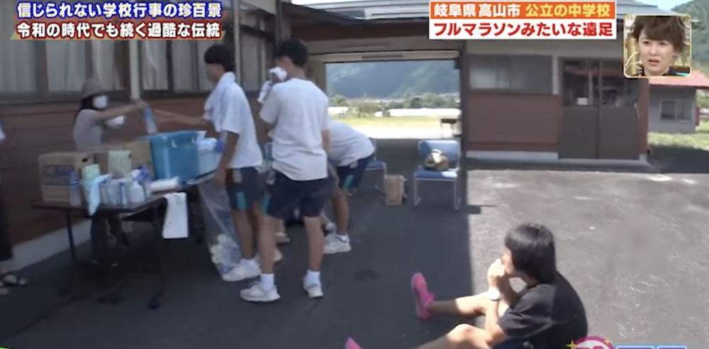 沿途會有家長和老師設置的補給站