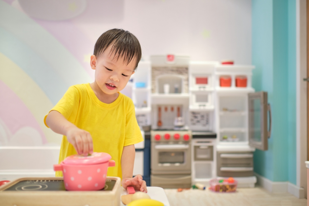 玩煮飯仔期間,老師可能會問「這是甚麼食物?」、「能否拿XX給老師?」