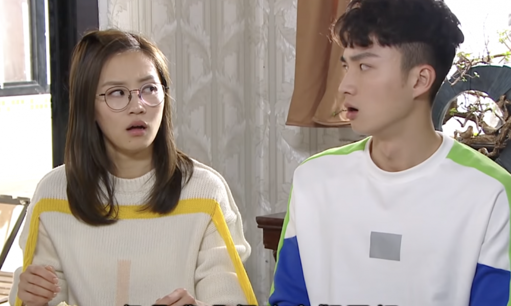 事主對於被要求表演「講英文」感到崩潰。