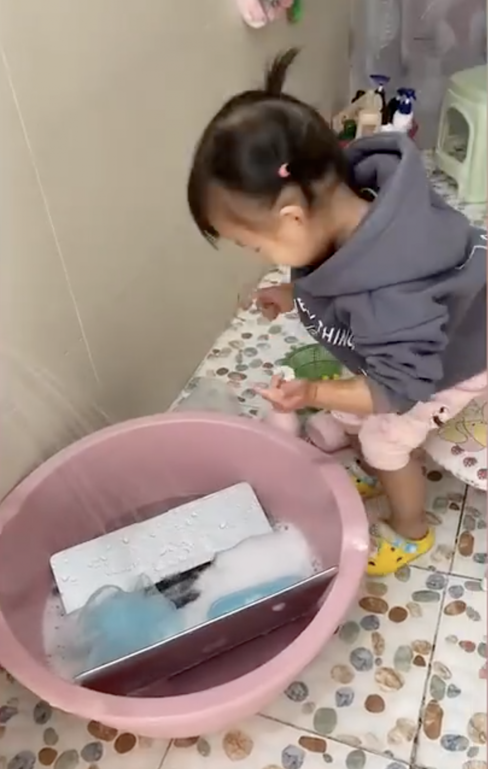 MacBook浸泡在水中。