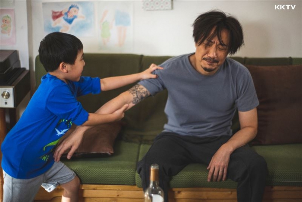 這名父親無視自子哭鬧,更指責店員。