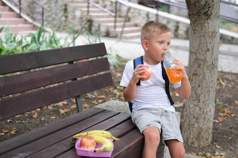 大仔花光錢買早餐又被爸爸責罵不儲錢。