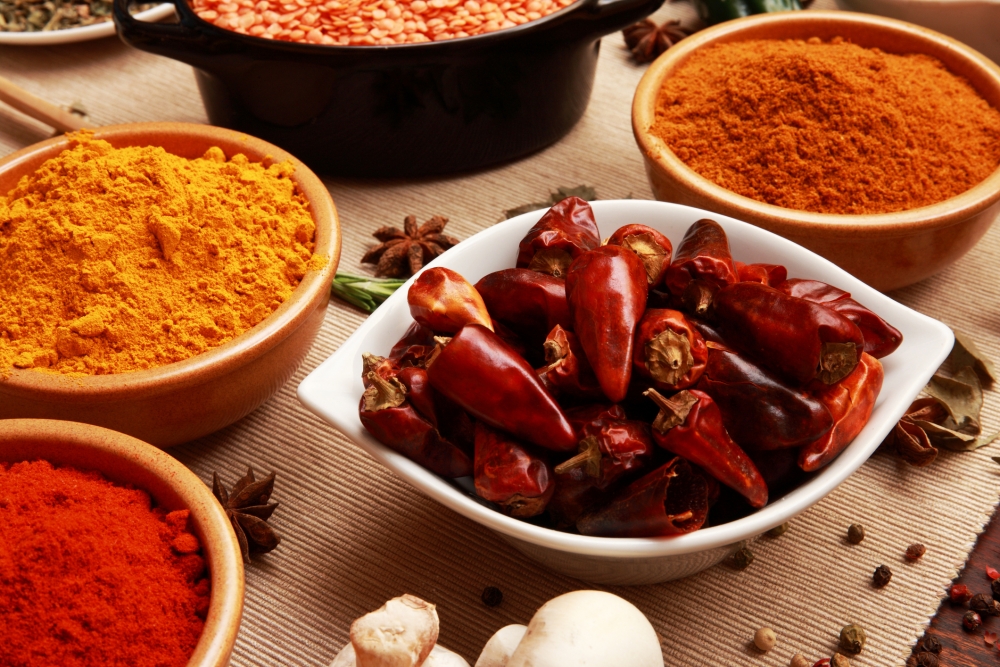 哥哥在薄餅上灑上鬼椒粉