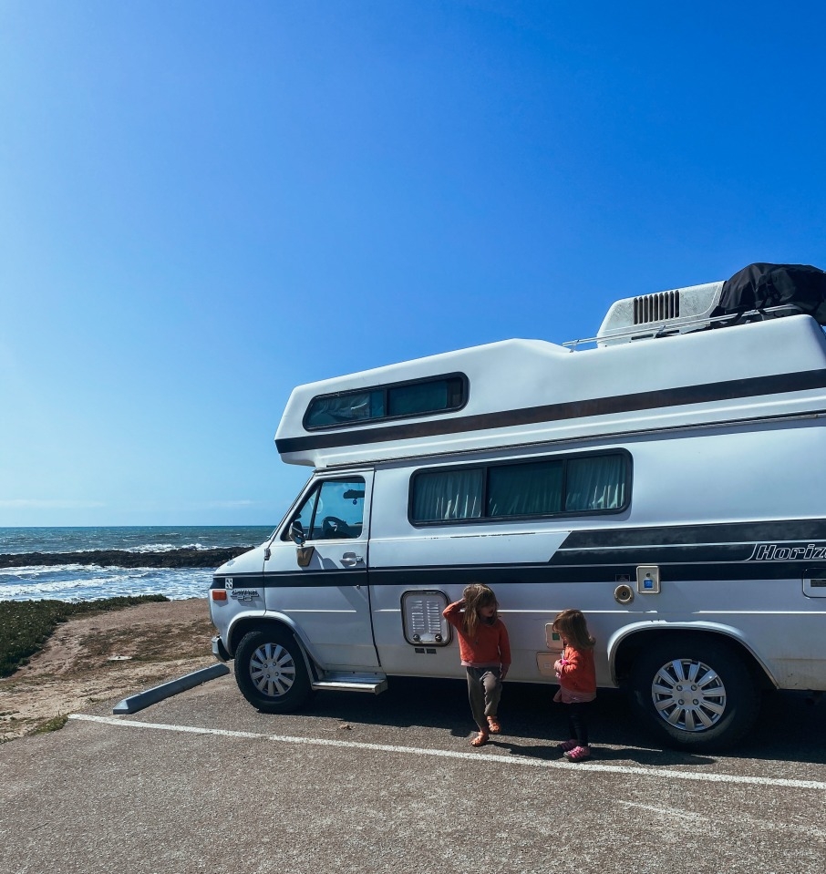 除了在戶外玩耍，Birdie也會融合各種素材教導她們基礎知識。