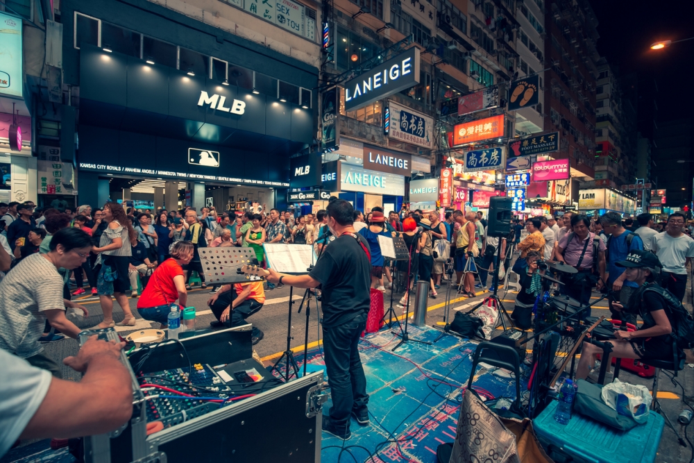 港爸一家三口在街頭見到有人Busking。