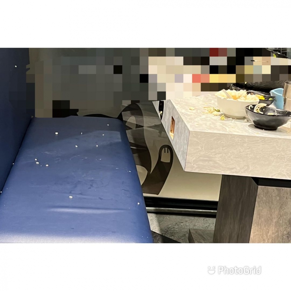 網友上載的照片所見,家庭坐的位置佈滿飯粒。