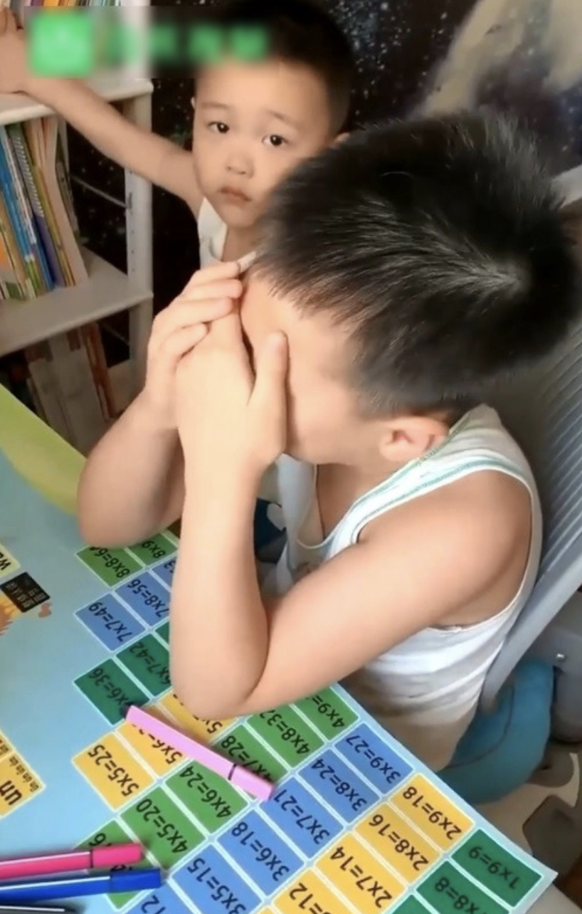 弟弟望向鏡頭時表示一臉無奈。