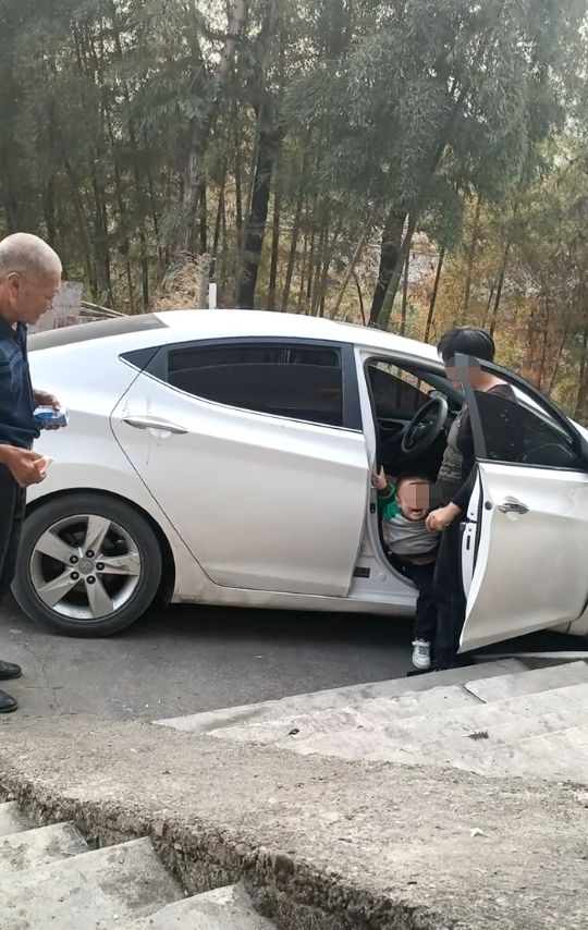 男童一直哭喊求饒。