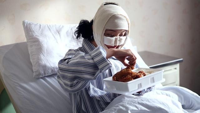 事主在生日前,做了縫雙眼皮手術