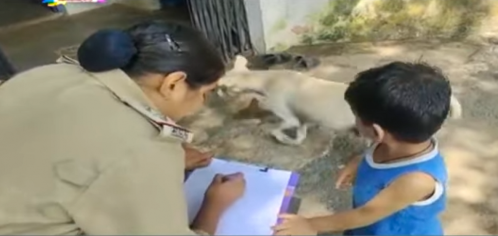 一隻小狗偶然走進警局,成功分散男孩的注意力