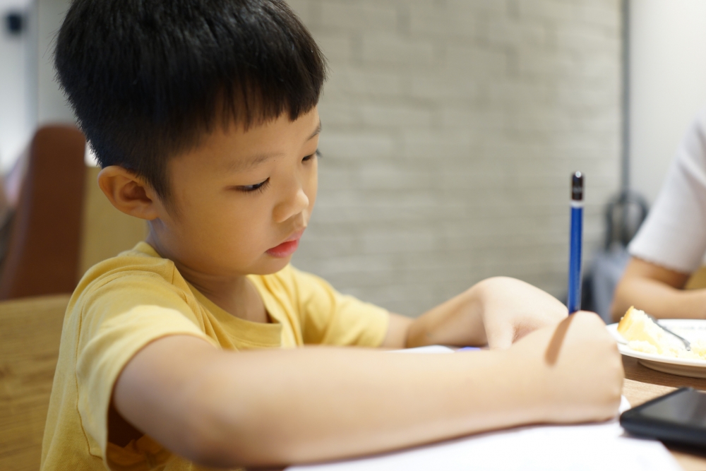 孩子用文字記載父母重組家庭後的影響