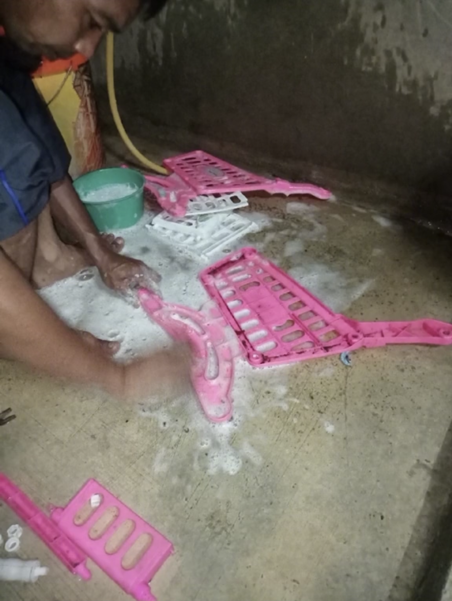 父親仔細將玩具推車清洗乾淨。