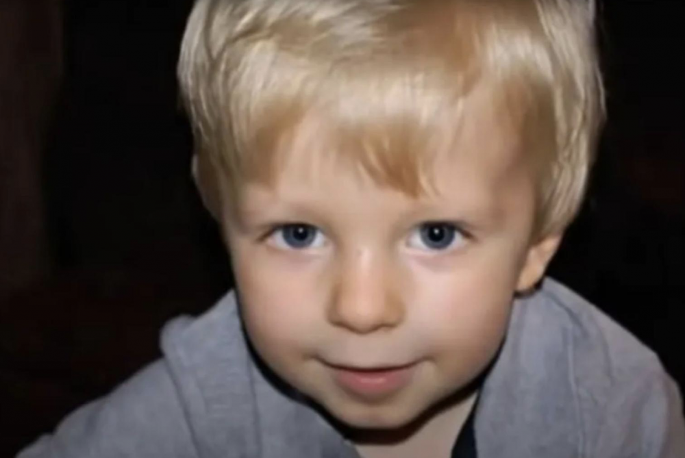 Erika兒子Luke不停重複一個名字，令媽媽產生疑問。