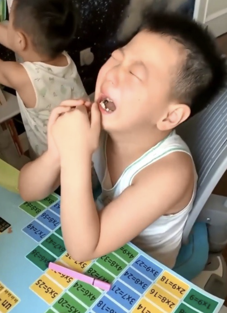 哥哥因為弟弟崩潰痛哭。