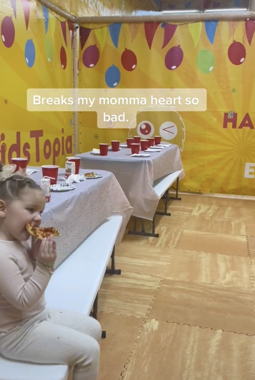 女兒獨自吃著pizza。