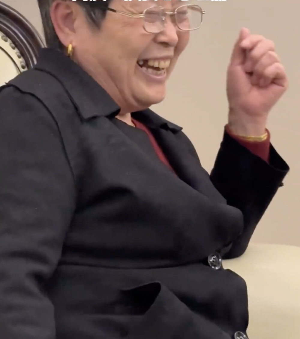 婆婆見到可愛孫子行為後大笑