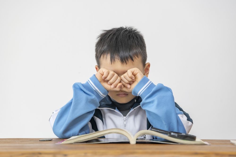 真正讓孩子近視的，其實是「長時間近距離用眼」，和是不是看電子產品沒有絕對關係