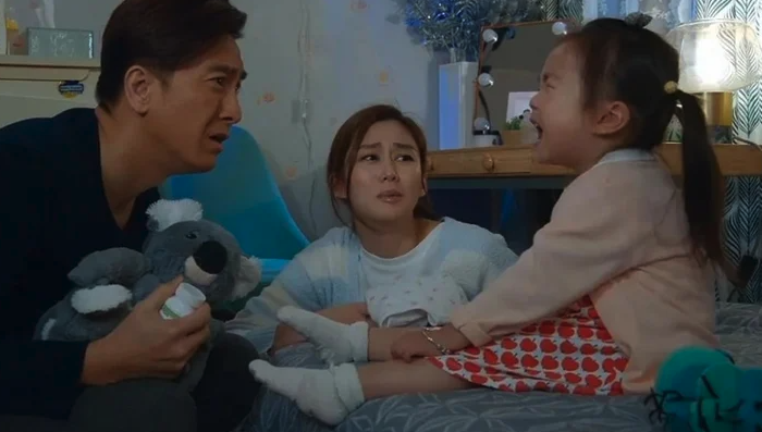 媽媽為了幫女兒及指出老師用詞不妥的行為,決定告訴學校