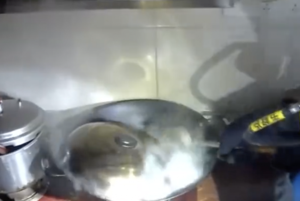 已經燒乾起火的鍋具。