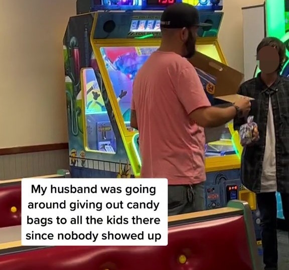 爸爸治好將生日禮包分給餐廳內的其他兒童。