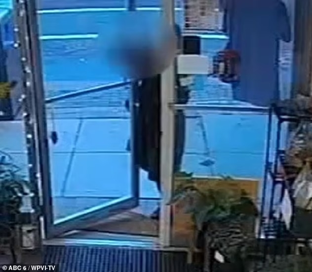 Sammy向職員求助時，女子一直打開門，在外面等候