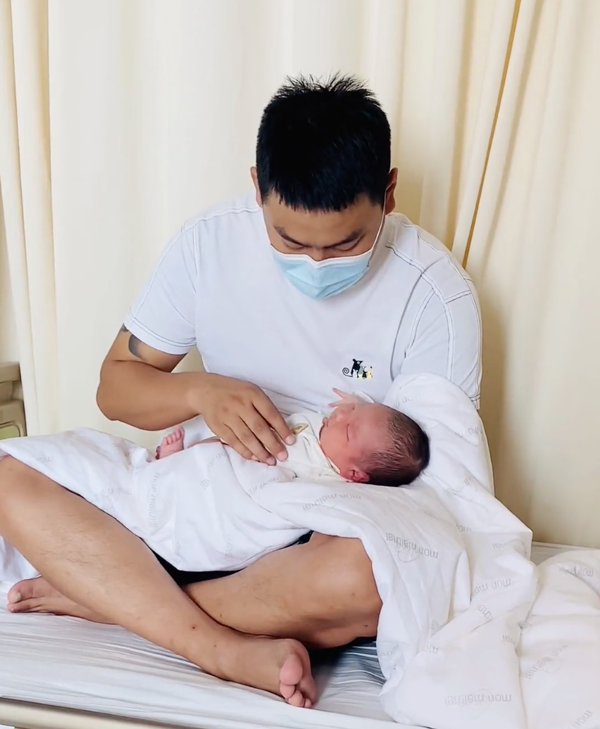 姜先生為了照顧妻兒，主動學習育兒護理知識。