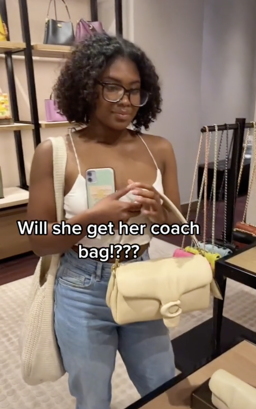 最後媽媽還是滿足了女兒一項禮物,那就是背包!